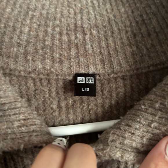 Uniqlo Taupe Ribbed Sweater - Picture 2 of 3